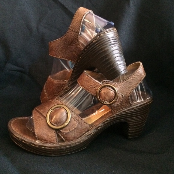 ❌❌Sold!❌❌Adorable Born brown leather sandals EUC