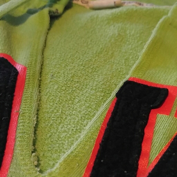 VS hooded pull over