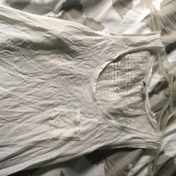 White tank top with pattern on the back - Picture 1 of 2
