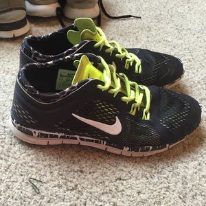 black and yellow Nike free 5.0