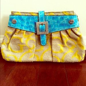 COLORFUL GUESS CLUTCH.