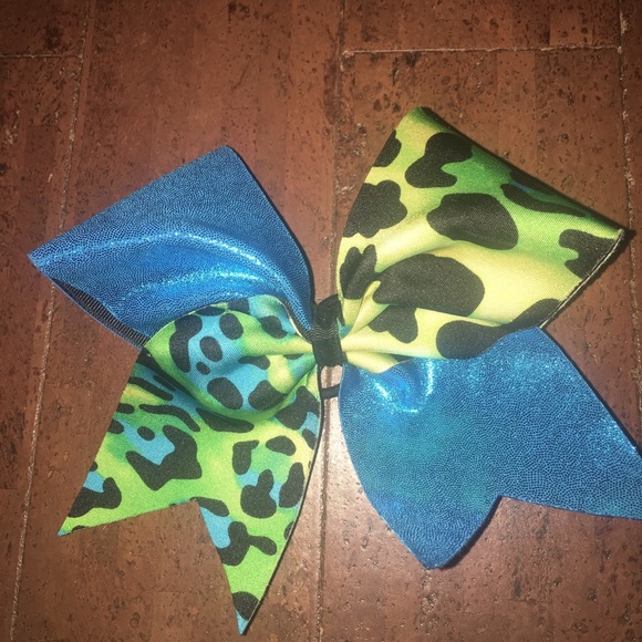 Cheer bow