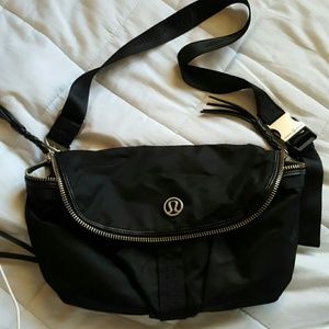 Lululemon black over shoulder