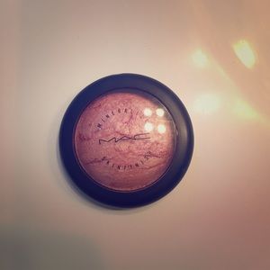MAC "Glissade" Mineralize Skin Finish