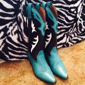 Teal and black Twisted X boots!😍❤️