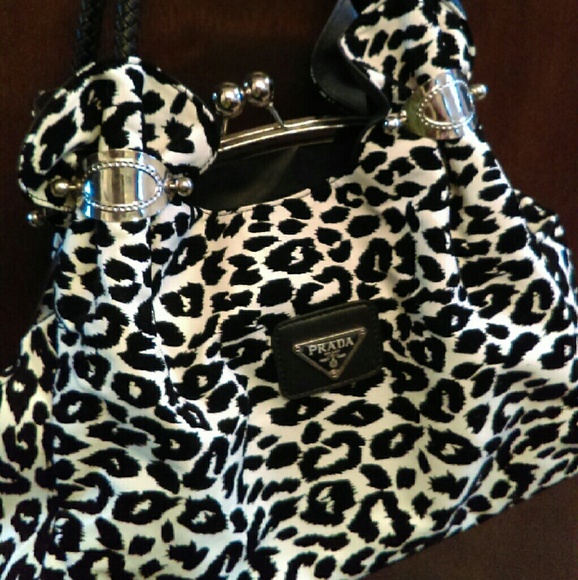 Brand new purse never used!   MAKE OFFERS!