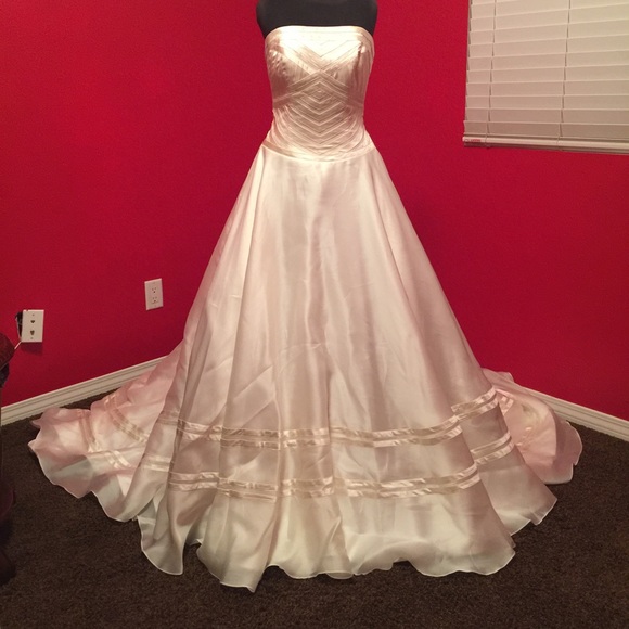 Elegant couture Ivory wedding gown - Picture 2 of 4