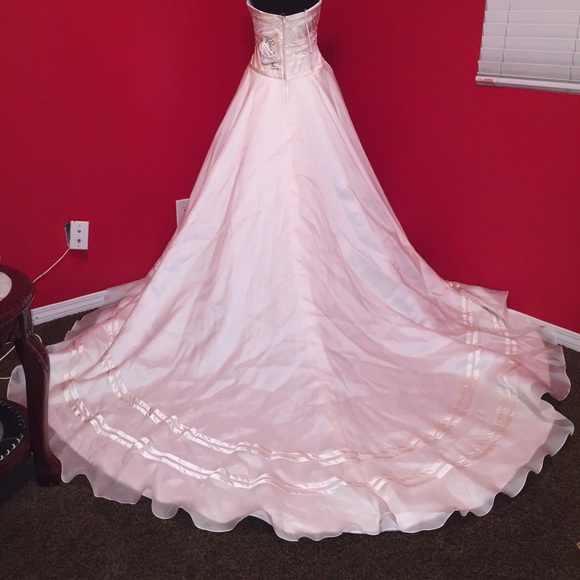 Elegant couture Ivory wedding gown - Picture 3 of 4