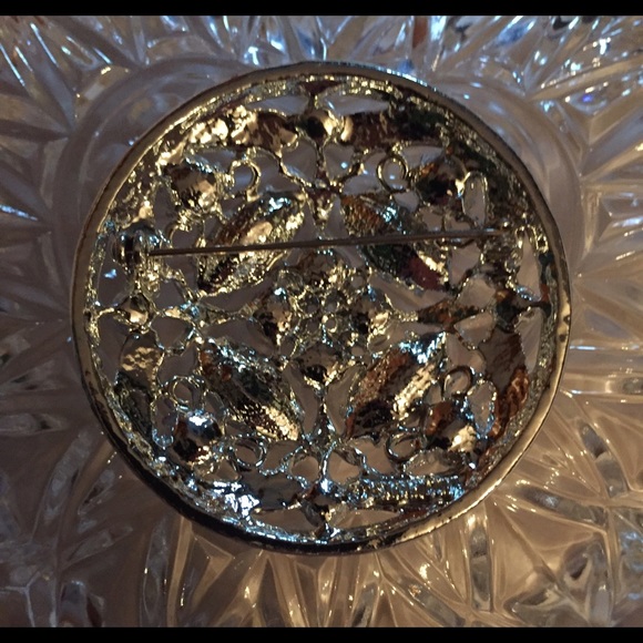 Vintage 1972 Sarah Coventry brooch - Picture 2 of 2