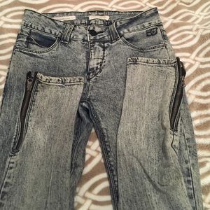 Acid washed high rise jeans with zipper detail.