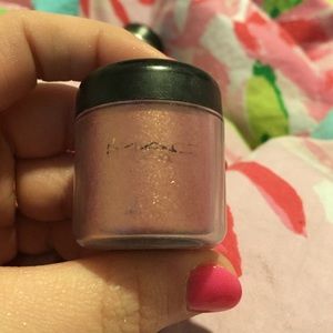 MAC pigment shadow in Rose