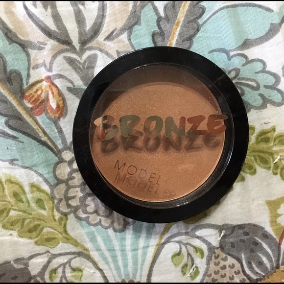 Gold shimmery bronzer