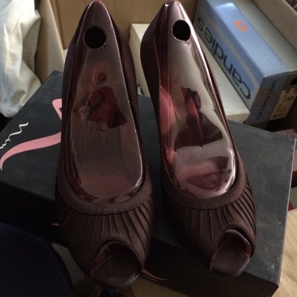 Nina brown peep toe pumps - Picture 1 of 3