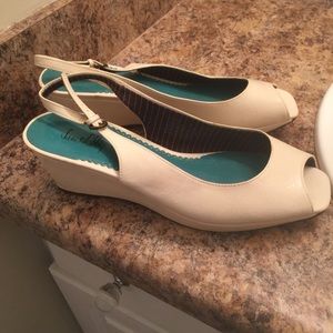 Sam & Libby cream peep toe sandals