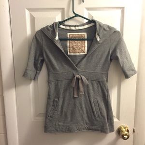 3 quarter length gray shirt