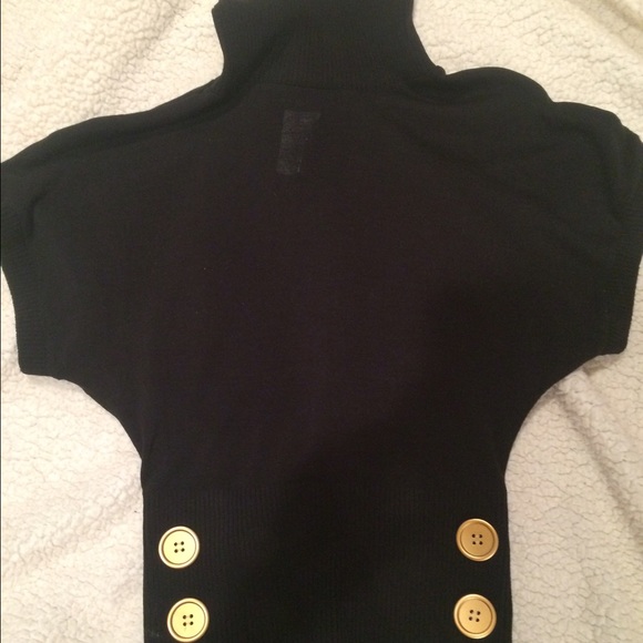 Black top with turtleneck and 3 gold buttons - Picture 1 of 1