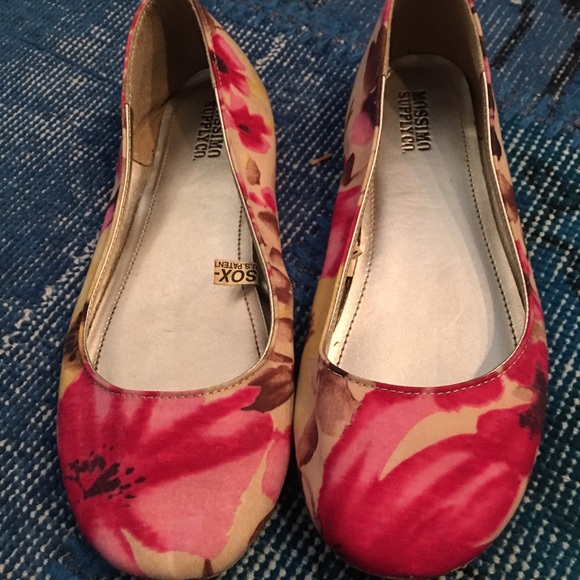 Beautiful floral print flats🌺 - Picture 2 of 4