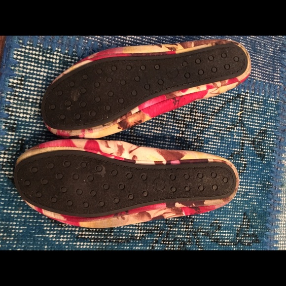 Beautiful floral print flats🌺 - Picture 3 of 4