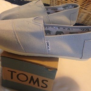 LIGHT GREY TOMS