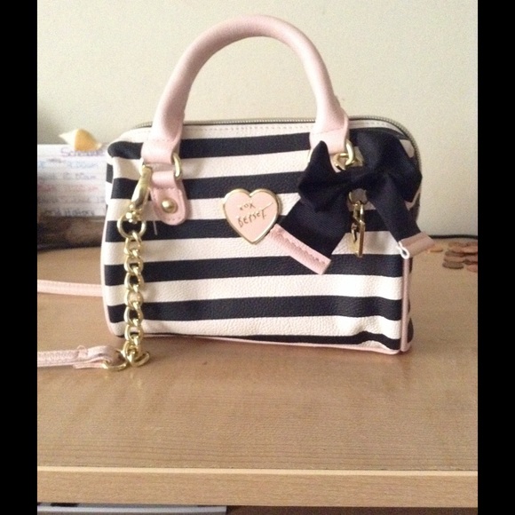 ❌Betsy Johnson Pastel CrossBody ❌ vixenvoyxoxo