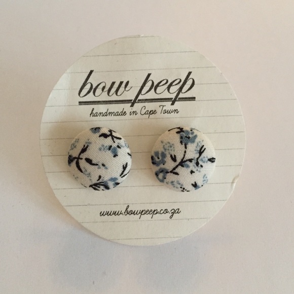 Boutique/Handmade Jewelry - Adorable button earrings