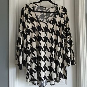 Houndstooth top with flowing sleeves.