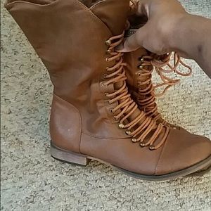Cute caramel lace up combat boots!
