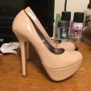 Nude pumps