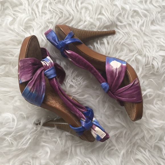 New Gianni Bini leather strappy sandals