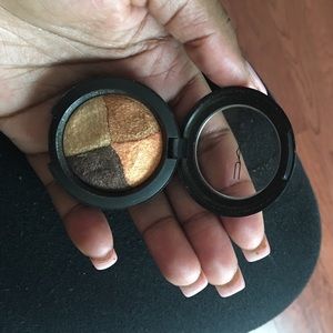 Mac natural flare eyeshadow .