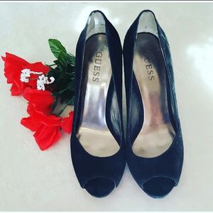 Guess black pumps