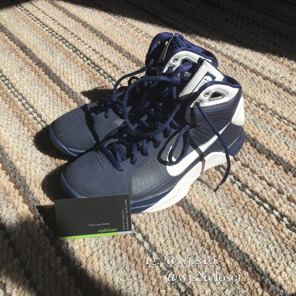 Navy Nike basketball shoes
