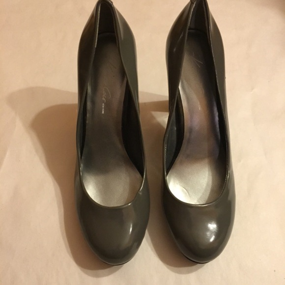 NWOT Kenneth Cole size 9 pumps