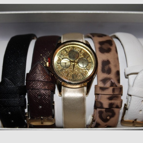 Versona Jewelry - 🎉🎉HP❤️Versona costume gold watch with five bands