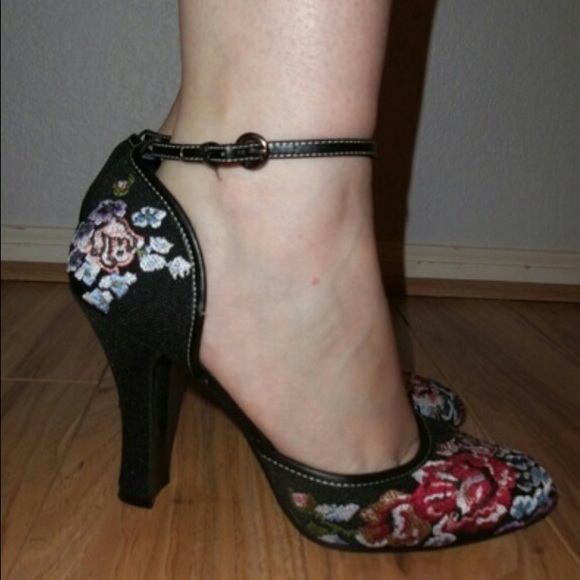 Size 8 floral embroidered high heels