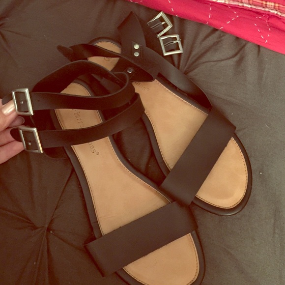 flat sandals with one strap across toes
