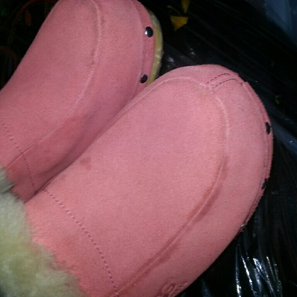 Coralish pink slip on Uggs size 9
