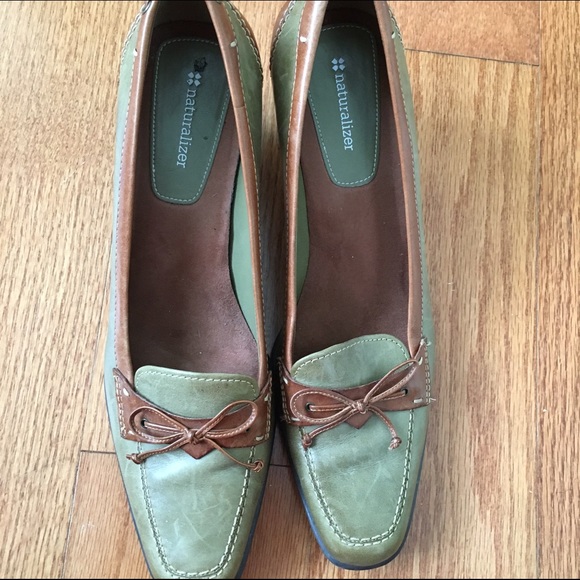 Green/brown small heel shoes