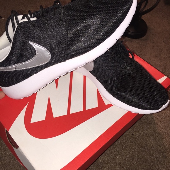 Never Worn, new Nike Roshes !! Size 7Y or 9W!