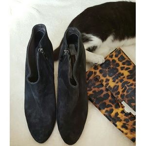 *SOLD* Adrienne Vittadini Black booties