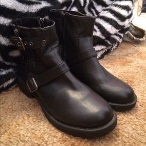 Edgy black boots!