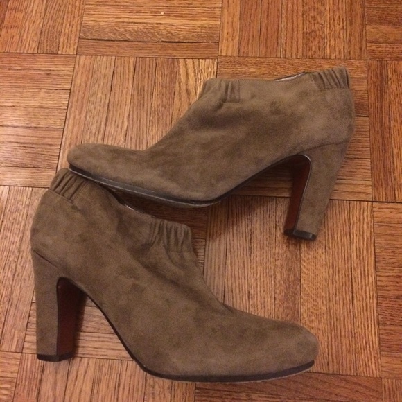 SALE! Like new Sam Edelman Tan soft suede booties!