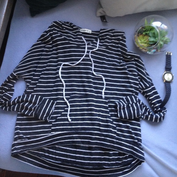 Thin Shirt hoodie with pocket and hood
