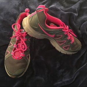 Pink, grey, & turquoise Nike Alvord 10