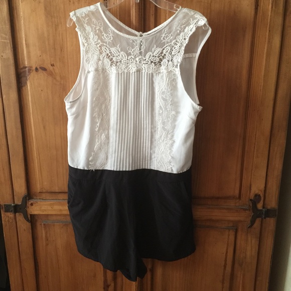 Cute black and white romper size 7