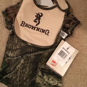 ⭐️PRICE LOWERED⭐️Browning onesie and bib set