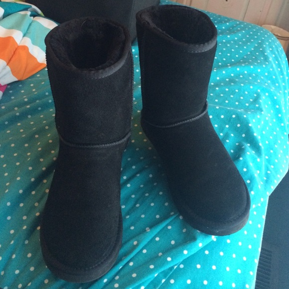 Short black ugg boots