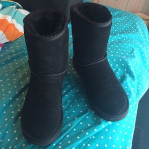 Short black ugg boots