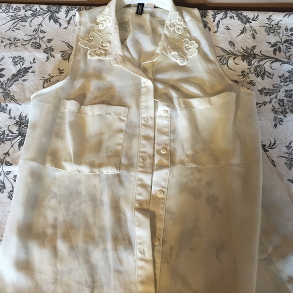 Sleeveless Lace Collared Blouse