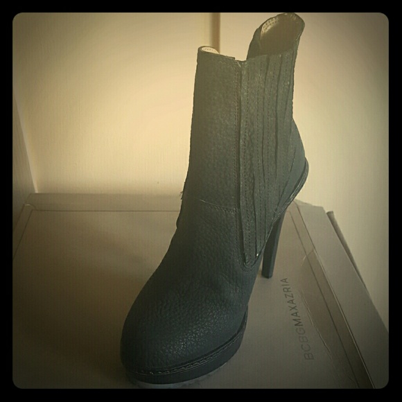 Ankle boots, comes with box.  Brand new never used - Picture 1 of 3